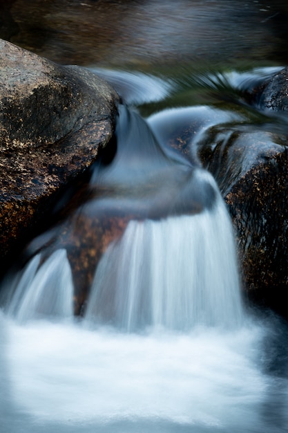 Bellissima cascata e grandi rocce