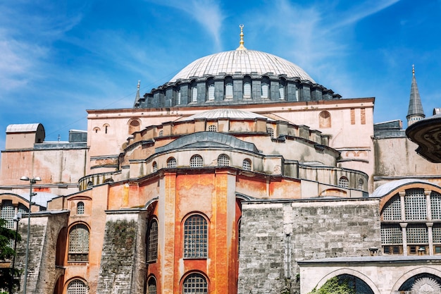 Bellissima Cattedrale di Hagia Sophia in una giornata di sole sullo sfondo di un cielo blu brillante a Istanbul. Avvicinamento.