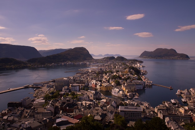 Bellissima città di Ålesund e il suo fiordo nella contea di Møre og Romsdal, Norvegia. Fa parte del tradizionale distretto di Sunnmøre e il centro della regione di Ålesund.