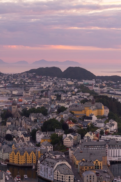 Bellissima città di Ålesund e il suo fiordo nella contea di Møre og Romsdal, Norvegia. Fa parte del tradizionale distretto di Sunnmøre e il centro della regione di Ålesund.