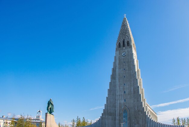 Bellissima città di Reykjavik in Islanda Chiesa Hallgrimskirkja, strada europea, strada arcobaleno, canale