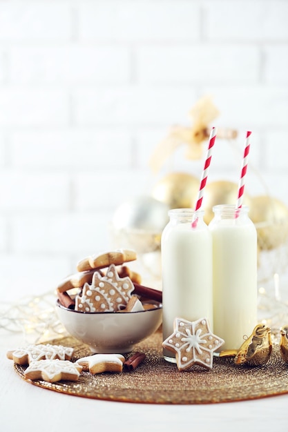 Bellissima composizione con biscotti di Natale e latte