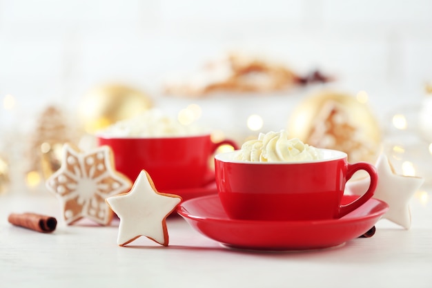 Bellissima composizione con tazze di cappuccino e biscotti di Natale