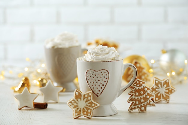 Bellissima composizione con tazze di cappuccino e biscotti di Natale