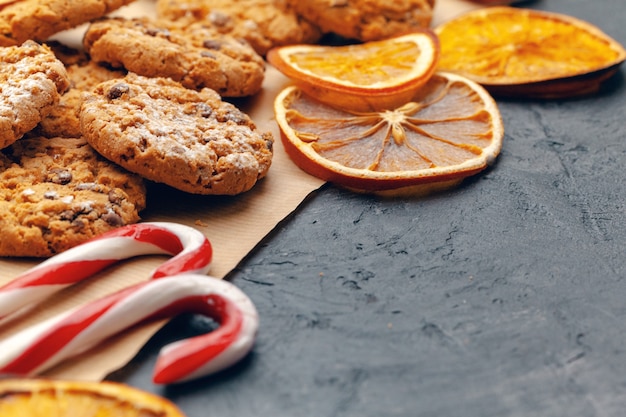 Bellissima composizione di dolci natalizi con decorazioni