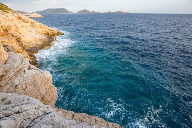 Bellissima costa del mare in Turchia. Incredibili paesaggi naturali lungo il sentiero escursionistico della Licia.