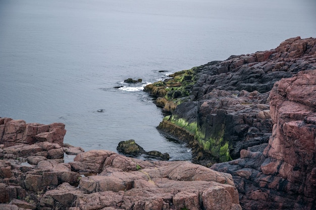 Bellissima costa rocciosa del Mare di Barents