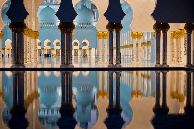 Bellissima galleria della famosa Moschea Bianca di Sheikh Zayed ad Abu Dhabi, Emirati Arabi Uniti di notte