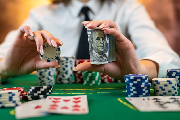 bellissima giocatrice conta le fiches durante il poker nel casinò concetto di gioco d'azzardo dollari