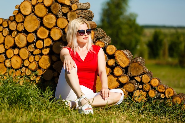 Bellissima giovane donna all&#39;aperto. Godi la natura. Ragazza sorridente in buona salute in erba verde.