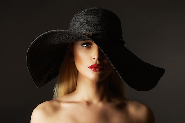 Bellissima giovane donna con cappello