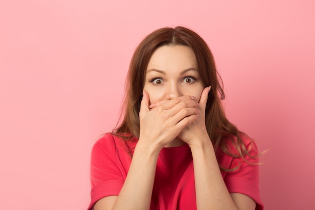 Bellissima giovane donna con il trucco