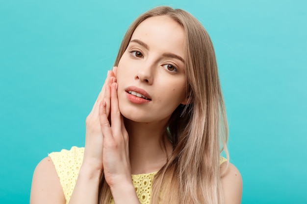 Bellissima giovane donna con pelle pulita e perfetta.