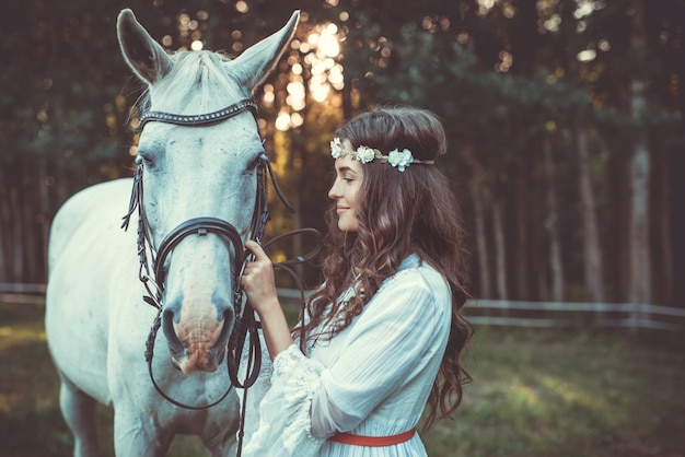 Bellissima giovane donna e cavallo