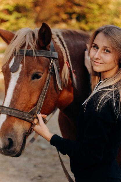 Bellissima giovane donna vicino a cavallo