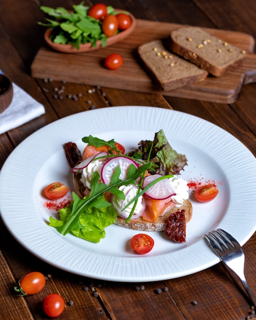 Bellissima insalata di pesce con verdure