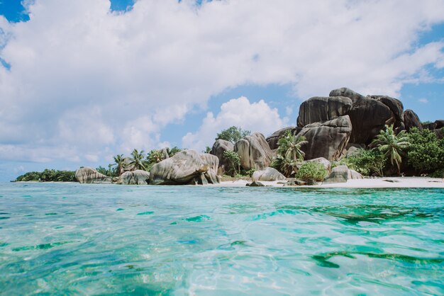 Bellissima isola alle Seychelles. La digue, anse d'argent beach. Scorrimento dell'acqua e schiuma delle onde su un paesaggio tropicale