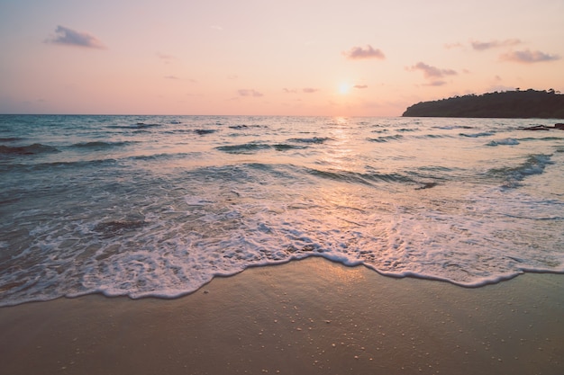 Bellissima isola paradisiaca con spiaggia e mare