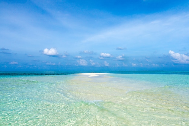 Bellissima isola tropicale delle Maldive con spiaggia. Mare con bungalow sull'acqua