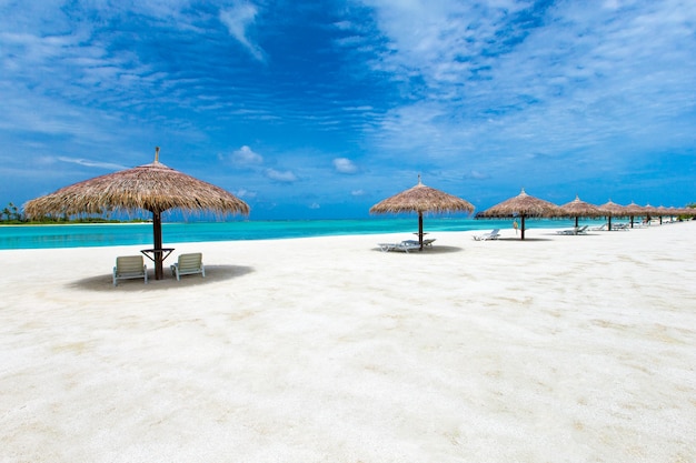 Bellissima isola tropicale delle Maldive con spiaggia