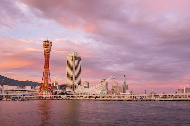 Bellissima la Kobe Port Tower, punto di riferimento e popolare per le attrazioni turistiche nel quartiere centrale. Kobe, Prefettura di Hyogo,