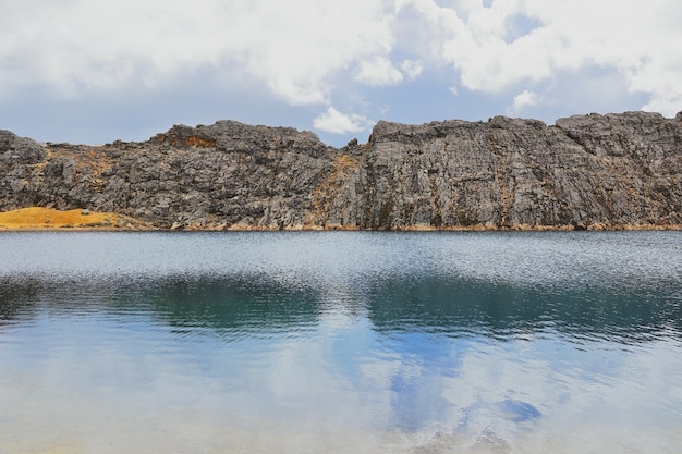 Bellissima laguna chiamata azulcocha ad Ayacucho