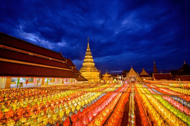 bellissima lampada a colori Loy Krathong al Wat Phra That Haripunchai Lamphun Thailandia