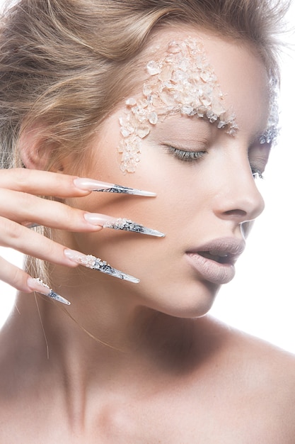 Bellissima modella con unghie lunghe, trucco creativo e manicure.