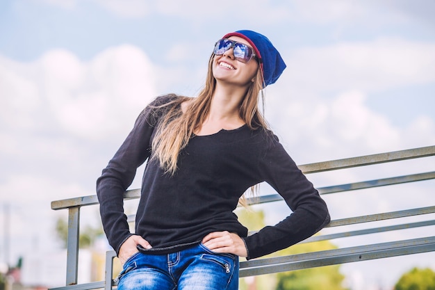 Bellissima modella donna in cappello e occhiali da sole in città. Stile, casual, fashion, urban