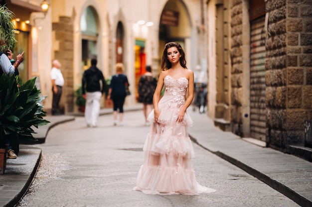 Bellissima modella in abito da sposa rosa fotografata a Firenze, servizio fotografico a Firenze sposa.