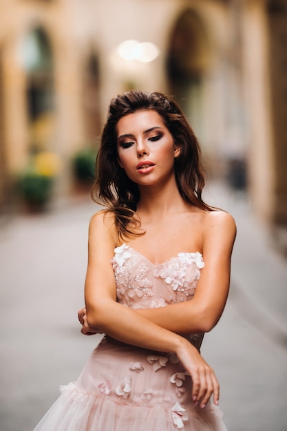 Bellissima modella in abito da sposa rosa fotografata a Firenze, servizio fotografico a Firenze sposa.