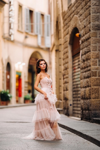 Bellissima modella in abito da sposa rosa fotografata a Firenze, servizio fotografico a Firenze sposa.