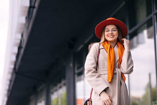 Bellissima modella in cappello. Elegante ragazza carina in abiti di moda.