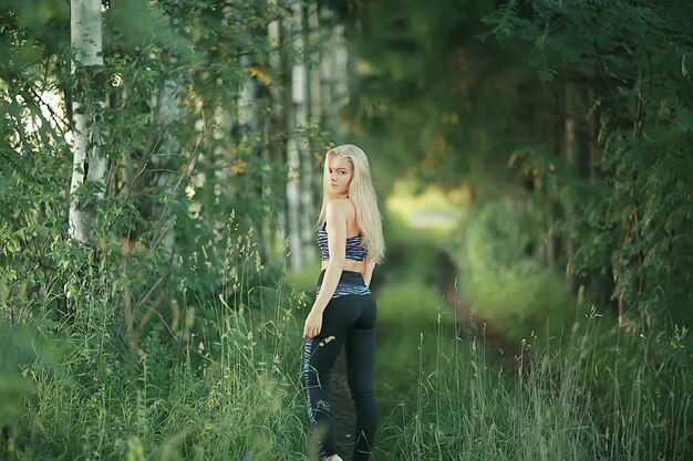 bellissima modella in posa natura all'aperto / ragazza adulta modella natura all'aperto, donna felice in un campo di paesaggio estivo