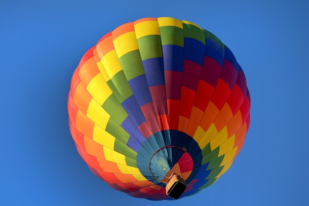 Bellissima mongolfiera multicolore da vicino