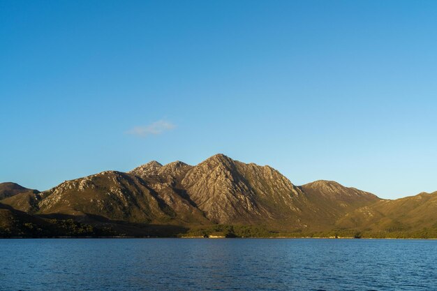 bellissima montagna rocciosa sopra l'oceano in un parco nazionale in Australia