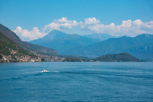 Bellissima natura del lago di Como Italia in estate famosa destinazione turistica