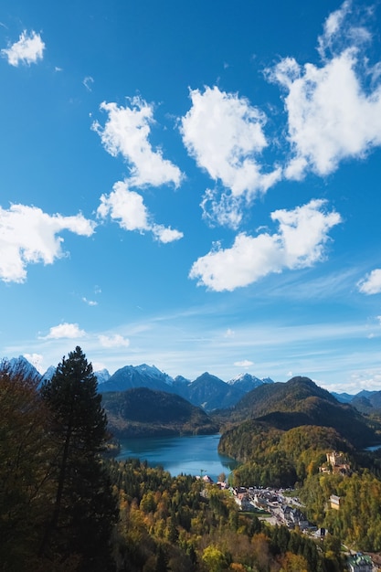 Bellissima natura delle alpi europee vista del paesaggio delle montagne alpine lago e villaggio in una giornata di sole viaggio e scenario di destinazione destination