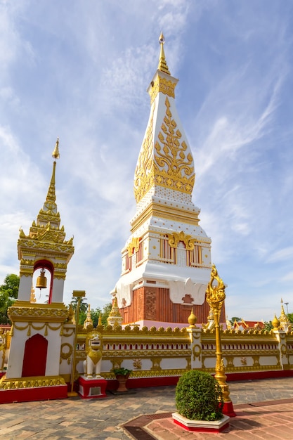 Bellissima pagoda bianca al Wat Phra That Phanom Temple