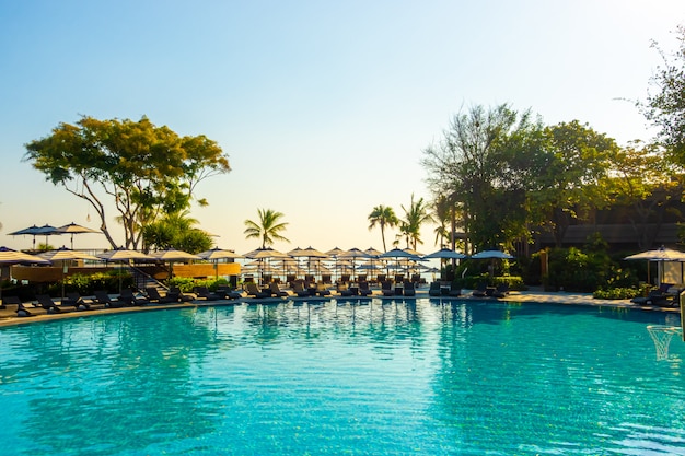 Bellissima piscina di lusso con area relax