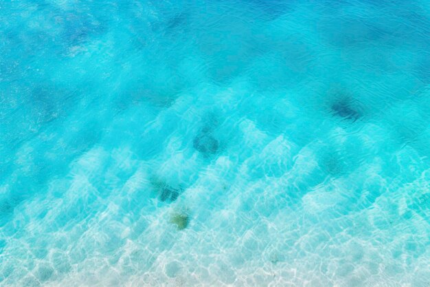 Bellissima scena di spiaggia tropicale e oceano in vista aerea