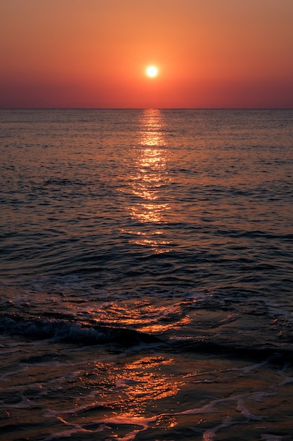 Bellissima spiaggia all'alba al tramonto con cielo rosa e molo. Concetto di viaggio, relax e meditazione