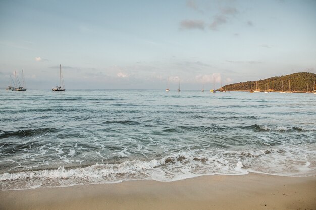 Bellissima spiaggia con acqua molto pulita e azzurra sul mar mediterraneo nell'isola di Ibiza