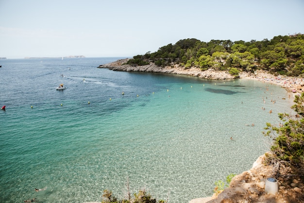 Bellissima spiaggia con acqua molto pulita e azzurra sul mar mediterraneo nell'isola di Ibiza