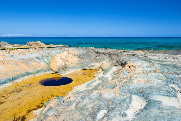 Bellissima spiaggia con acqua turchese e insolite pietre vulcaniche. Isola di Creta, Grecia.