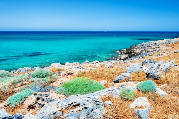 Bellissima spiaggia con acqua turchese e pietre vulcaniche. Isola di Creta, Grecia.