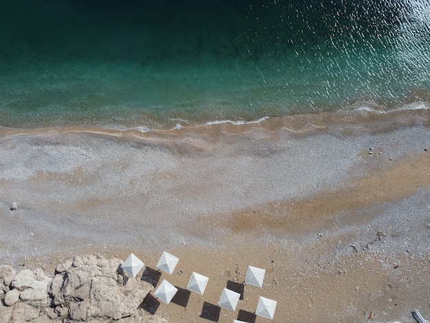 Bellissima spiaggia con acque azzurre cristalline