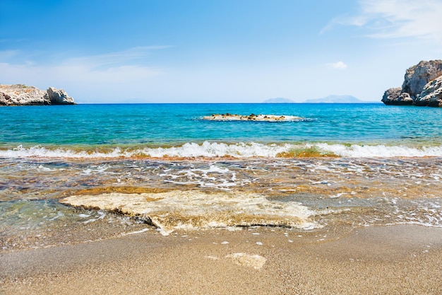 Bellissima spiaggia con acque turchesi e scogliere. Isola di Creta, Grecia.