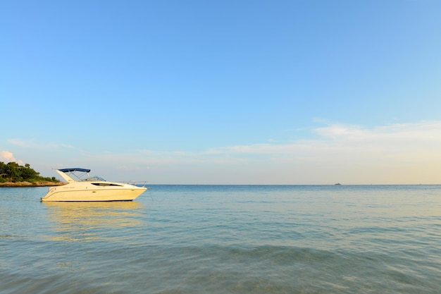 Bellissima spiaggia con barca a motore all'isola di Samed, Thailandia