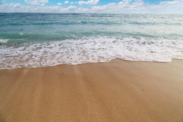 bellissima spiaggia con cielo blu